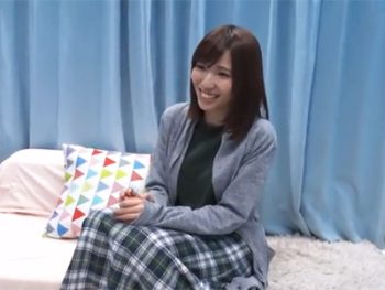 素人奥様にセンズリ鑑賞お願いしたら勝手に興奮しだして股開いちゃってるｗ素人人妻中出しハメ撮りのアダルトエロ動画