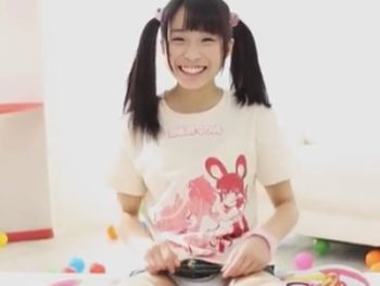 ニーハイ黒髪ツインテのパイパン女子にこってりザーメンを無責任種付けｗ美少女パイパン中出しのアダルト動画