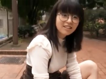 眼鏡で巨乳の地味系娘を自宅で激パコして濃厚ザー汁たっぷり中出し巨乳美少女めがね中出しのアダ...