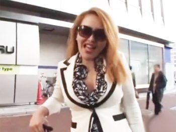 マジ〇チ淫乱BBAが野外プレイで白目イキｗｗ熟女痴女露出のAVエロ動画