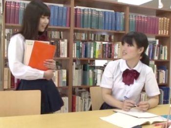 彼女の友達が図書室の机に隠れて小悪魔誘惑→コッソリ中出し女子校生美少女パイパン中出しのエロ動画