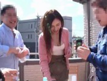 妻が失踪してしまった原因はこの男のチンポの虜になってしまったからなのだ！！女子校生コスプレ中出しのアダルト動画