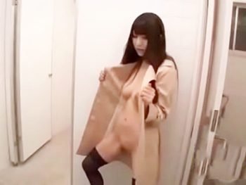 コートを脱いだら全裸の露出狂ギャルを公衆トイレFUCK巨乳お姉さん露出の無料アダルト動画