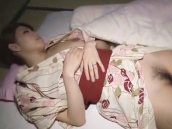 不倫旅行で巨乳若妻を夜這いし中出しパコ巨乳人妻中出しハメ撮りのエロ動画
