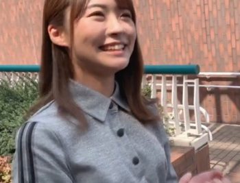 高速手マンで弄ると出るわ出るわの大量の潮が噴射！マン汁で濡れたマ〇コを激ピス！手マン潮吹き...