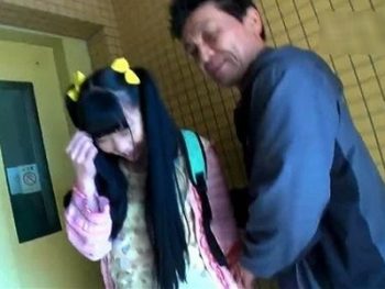 まだ毛も生えそろっていない女子をおじさんたちがガチ調教美少女ハメ撮り乱交のアダルト動画