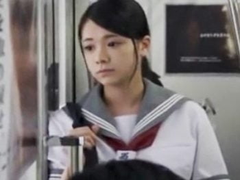 痴漢され感じてしまった美少女JKがおっさんチンポの虜になり自ら求めちゃう淫乱にｗ女子校生美少女レイプ痴漢露出のアダルト動画