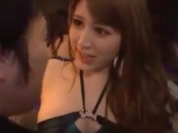 セクキャバのハッスルタイムの暗転で嬢をレイプする客巨乳お姉さんギャルのエロ動画
