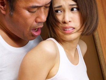 娘の友達が乳首透けてて我慢できなくなったクズ親父！美少女レイプ紗藤まゆのAV無料動画
