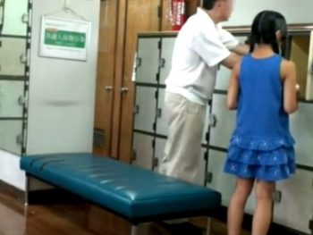 まだ毛も生えてない女子が男湯で死ぬほどピストン食らった一部始終！美少女レイプのアダルト動画