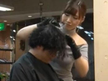 こっそり手コキ抜き＆フェラチオ抜きしてくれる美容師お姉さん痴女フェラ手コキのエロ動画