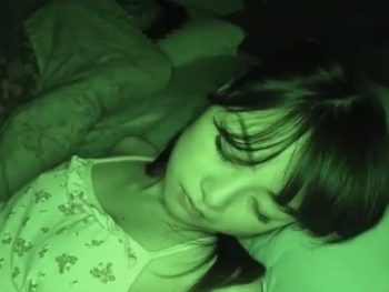 大人っぽくなってきた美少女妹に我慢できず夜這い中出しする兄…！美少女妹中出し近親相姦のアダルトエロ動画