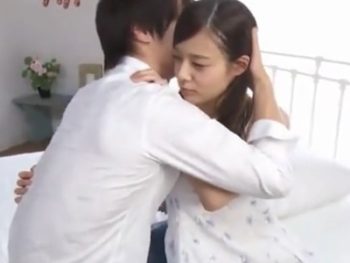 ムード満点の室内で美乳美少女と濃厚パイ射セックス素人美少女のアダルト動画