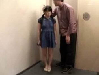 どう見てもJCなミニマム女子にチンポしゃぶらせる変態オヤジ素人美少女顔射のエロ動画