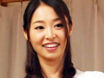 酔わせて眠らせた部下の傍で可愛い嫁を寝取りレイプする鬼畜な上司人妻顔射レイプのアダルト動画