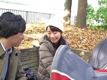 赤ちゃんの散歩中に出会ったシングルファザーと不倫パコ巨乳人妻美咲結衣のポルノ動画