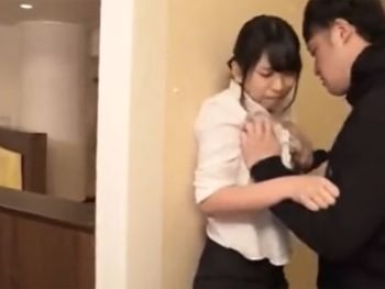 絶対に声を出せない状況化で強制ハメされてイキ我慢する童顔美女美少女お姉さんのアダルトSEX動画