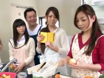 料理教室内の時間を止め順番に挿入ハメしていく鬼畜男ｗ巨乳美少女お姉さん顔射レイプの無料アダルト動画