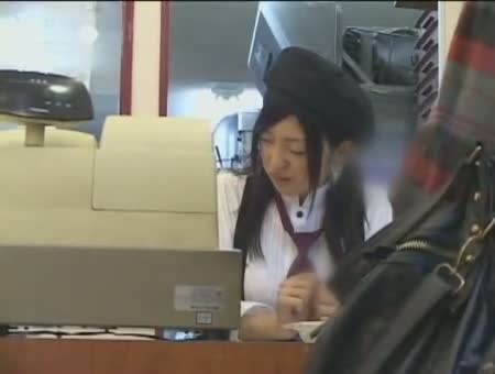 パン屋でバイトするガチＪＫに欲情レイプ！顔射され放尿する美少女…素人女子校生美少女顔射フェラ手コキレイプの無料エロ動画