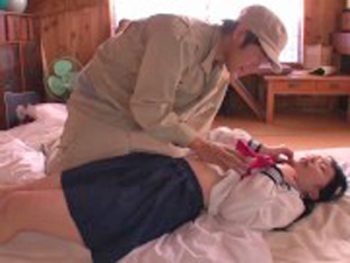 意識を失ってるJKに悪戯したら自ら腰振り痙攣イキ女子校生美少女パイパン中出し顔射のエロ動画