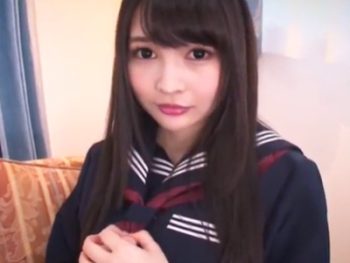 ドMなおじさんを言いなりにして中出しSEXを楽しむ小悪魔JK女子校生美少女パイパン水着中出しのエロ動画