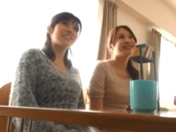 公園で捕まえた欲求不満な人妻達を自宅に連れ込み乱交パーティー巨乳素人人妻ナンパ乱交のアダルト動画