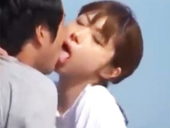 オンナ盛りの漁師の嫁が大海原を背に船の上で大胆な青姦ファックｗ人妻顔射露出のアダルト動画