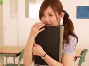 教室でオナっていた生徒に自分の体を差し出す痴女教師痴女女教師顔射のAVエロ動画
