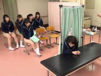 クラスメイトが見ている前で膣内検査されちゃうJK女子校生美少女のアダルトエロ動画