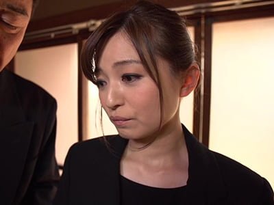 辱めに濡れて極太チンポがねじり込まれると声を押し殺して感じる未亡人人妻パンスト乱交新山沙弥のアダルトエロ動画