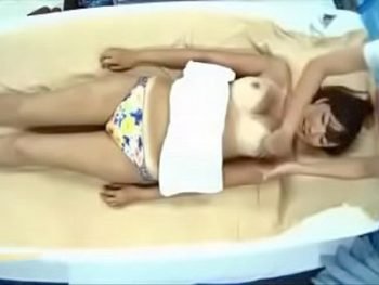 女性のマッサージ師に警戒心をといたビキニ美女をMM号ハメ巨乳素人美少女水着ナンパマッサージのアダルトエロ動画
