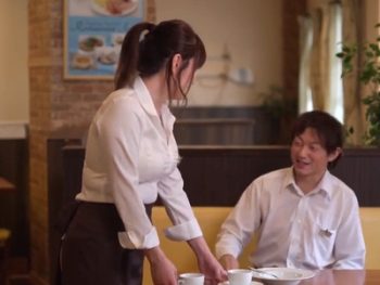 バイト先の美人な巨乳妻に我慢できなくて…無理やり押し倒して肉体関係にｗ巨乳痴女人妻のアダル...