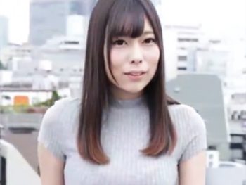 可愛い顔して露出好きの美女がビルの屋上でおっぱい晒してフェラ抜き奉仕巨乳お姉さんハメ撮りフェラのアダルト動画