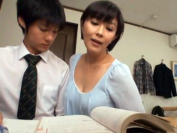 おっぱいを押し当てて来る熟女教師に発情した生徒→性欲抑え切れずその場パコ！巨乳痴女家庭教師人妻顔射円城ひとみのアダルト動画