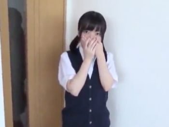 逃亡してきた厨二病男を自宅に招く一人暮らしJK素人女子校生美少女ロリ中出しのアダルト動画