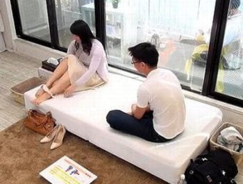 母が息子にSEX指導→父が奥で見守る中一線超えたゴム中出し巨乳人妻近親相姦のアダルト無料動画