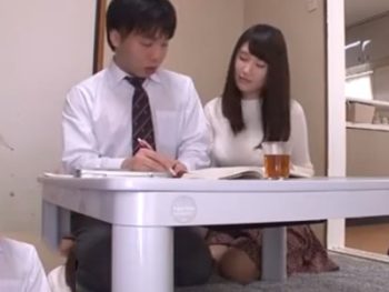 訪問販売員の若チンポを巨乳で誘って即ハメしちゃう不貞妻巨乳痴女人妻の無料セックス動画