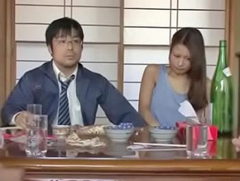 自分の妻が寝取られるのを見て興奮する変態夫が妻を部下に差し出す！！巨乳人妻3Pのエロ動画