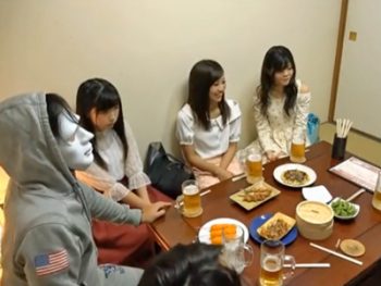 ユーチューバーが金持ち相手に開催してるヤリコン飲み会巨乳美少女乱交のポルノ動画