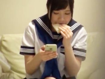 自宅に押し入ってきたストーカーに中出しレイプされてしまう美少女JK女子校生美少女中出しレイプのエロ動画