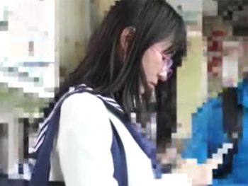 セーラー服のメガネっ娘JKをストーキングして痴漢レイプ！→立ちバックで中出しｗ女子校生美少女めがね中出しレイプ痴漢のアダルト動画