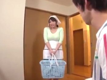 巨乳家政婦さんに言う事聞かせてヤリたい放題！巨乳コスプレのアダルト動画