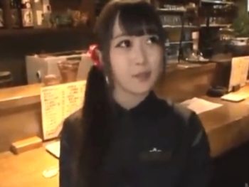 居酒屋の看板娘をAV出演交渉→店内ハメｗ素人美少女顔射ハメ撮り3Pのアダルトエロ動画