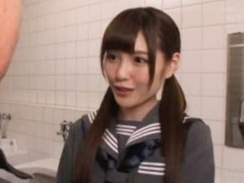 アイドル顔な美少女JKが公衆トイレでこっそりパコ女子校生美少女痴女露出のアダルト動画