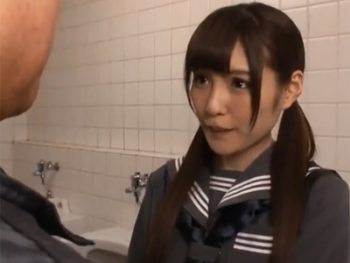 アイドル顔の美少女JKがトイレでおっさんとガチパコ女子校生美少女ぶっかけの無料AV動画
