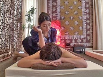 健全店なのに客に自ら跨がり挿れたがる痴女エステティシャンお姉さん痴女マッサージ香苗レノンのアダルトエロ動画