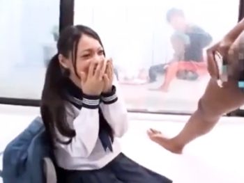 マジックミラー越しに彼氏が居るのに黒人チンポで本気イキしちゃうJK娘女子校生美少女中出しのエロ動画