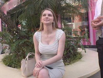 本場ロスでナンパした笑顔が最高の神乳素人と中出しハメ撮り！巨乳素人ギャル痴女中出しハメ撮りのアダルト動画