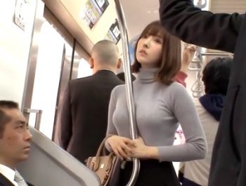 無意識に男を誘惑してしまう痴女！パイスラ手すりで欲情させて痴漢レイプ美少女レイプ痴漢三上悠亜のアダルト動画