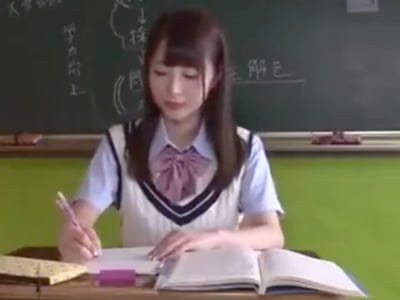 教室内で大量お漏らししちゃう黒髪JK→変態教師に発情されそのまま生ハメｗ女子校生美少女痴女のアダルト動画
